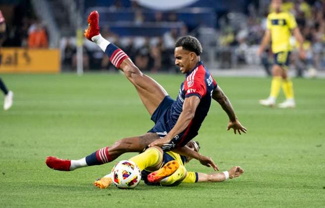 June 1, 2024, Nashville, Tennessee, USA: Nashville SC midfielder Hany Mukhtar (10) and New England Revolution midfielder Dylan Borrero (11) fight for the ball during their MLS, Fussball Herren, USA soccer match in Nashville. Nashville USA - ZUMAh237 20240601_zsp_h237_001 Copyright: xCamdenxHallx
