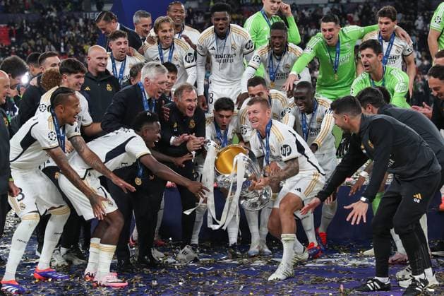 UEFA Champions League Finale 2024 - Borussia Dortmund - Real Madrid am 01.06..2024 im Wembley-Stadion in London Reals Madrid ist Champions League Sieger, hier hält Toni Kroos (Real Madrid 8) den Pokal hoch
