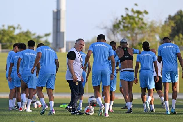 WILLEMSTAD - Curacao coach Dick Advocaat among his players during a training session of the Curacao football team at the Ergilio Hato stadium on June 1 (local time) in Willemstad, Curacao. The Curacao football team is preparing for the World Cup qualifying matches against Barbados and Aruba. ANP Hollandse Hoogte World Cup 2026 Qualifiers Concacaf 2024 xVIxANPxSportx xGerritxvanxKeulenxIVx 500120202 originalFilename: 500120202.jpg