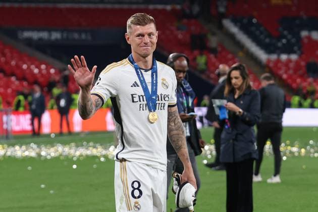 UEFA Champions League Finale 2024 - Borussia Dortmund - Real Madrid am 01.06..2024 im Wembley-Stadion in London Toni Kroos (Real Madrid 8) jubelt und freut sich - winkt den Fans zu