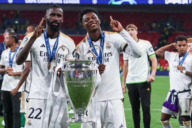 UEFA Champions League Finale 2024 - Borussia Dortmund - Real Madrid am 01.06..2024 im Wembley-Stadion in London Antonio Rüdiger Ruediger (Real Madrid 22) jubelt und freut sich mit dem Pokal