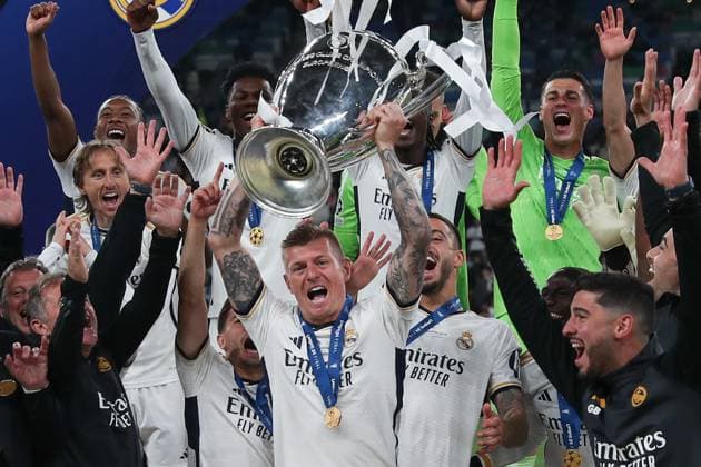 UEFA Champions League Finale 2024 - Borussia Dortmund - Real Madrid am 01.06..2024 im Wembley-Stadion in London Real Madrid ist Champions League Sieger, hier hält Toni Kroos (Real Madrid 8) den Pokal hoch und jubelt mit der Mannschaft