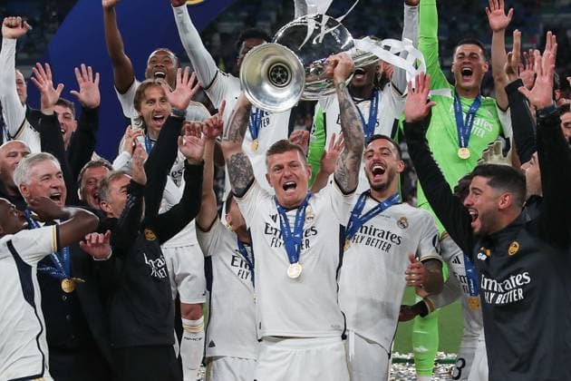 UEFA Champions League Finale 2024 - Borussia Dortmund - Real Madrid am 01.06..2024 im Wembley-Stadion in London Real Madrid ist Champions League Sieger, hier hält Toni Kroos (Real Madrid 8) den Pokal hoch und jubelt mit der Mannschaft