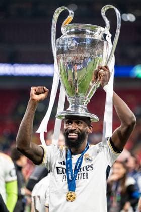 240601 Antonio Rudiger of Real Madrid celebrates with the trophy after the UEFA Champions League final between Dortmund and Real Madrid on June 1, 2024 in London. Photo: Petter Arvidson BILDBYRAN kod PA PA0818 fotboll football soccer fotball champions league final dortmund real madrid bbeng jubel Copyright: PETTERxARVIDSON BB240601PA339