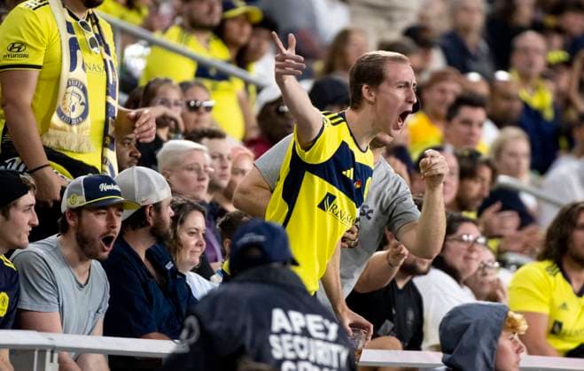 June 1, 2024, Nashville, Tennessee, USA: Nashville SC fans react after a play during an MLS, Fussball Herren, USA soccer match between New England Revolution and Nashville SC. Nashville USA - ZUMAh237 20240601_zsp_h237_009 Copyright: xCamdenxHallx