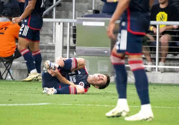 June 1, 2024, Nashville, Tennessee, USA: New England Revolution defender Henry Kessler (4) holds his leg in pain during an MLS, Fussball Herren, USA soccer match in Nashville. Nashville USA - ZUMAh237 20240601_zsp_h237_011 Copyright: xCamdenxHallx