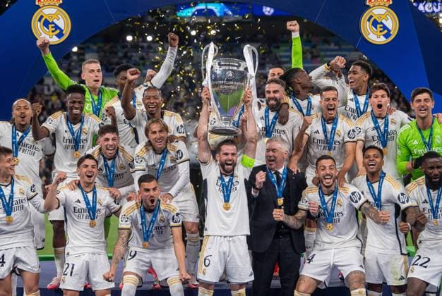 Fussball, Herren, Saison 2023 2024, Champions League (Finale), Borussia Dortmund - Real Madrid, Siegerfoto Madrid, Nacho Fernandez (Real Madrid) mit Pokal, 01.06.2024, Copyright: xSebastianxRäppold MatthiasxKochx