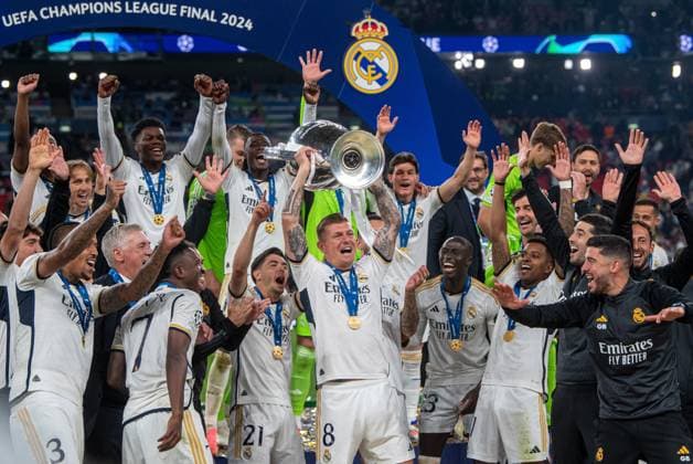 Fussball, Herren, Saison 2023 2024, Champions League (Finale), Borussia Dortmund - Real Madrid, Siegerfoto Madrid, Toni Kroos (Real Madrid) mit Pokal, 01.06.2024, Copyright: xSebastianxRäppold MatthiasxKochx