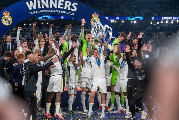 Fussball, Herren, Saison 2023 2024, Champions League (Finale), Borussia Dortmund - Real Madrid, Siegerfoto Madrid, Toni Kroos (Real Madrid) mit Pokal, 01.06.2024, Copyright: xSebastianxRäppold MatthiasxKochx