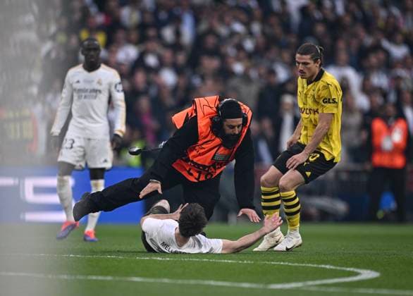 Fussball CHL FINALE 2023 2024 Finale in London 01.06.2024 Borussia Dortmund - Real Madrid Kurz nach Spielbeginn wird ein Flitzer von einem Ordner und Marcel Sabitzer (re, Borussia Dortmund) aufgehalten