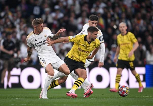 Fussball CHL FINALE 2023 2024 Finale in London 01.06.2024 Borussia Dortmund - Real Madrid Toni Kroos (li, Real Madrid) gegen Niclas Fuellkrug (Mitte, Borussia Dortmund) und Federico Valverde (hinten re, Real Madrid)