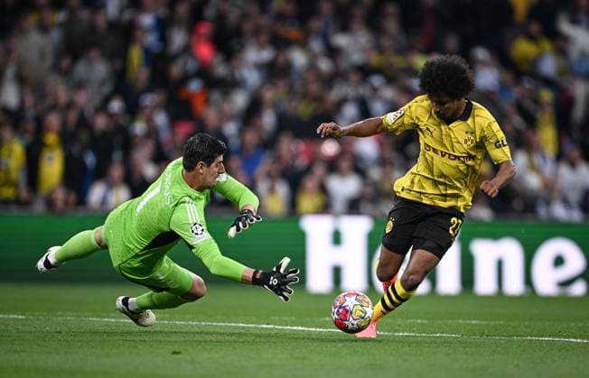 Fussball CHL FINALE 2023 2024 Finale in London 01.06.2024 Borussia Dortmund - Real Madrid Karim Adeyemi (re, Borussia Dortmund) umkurvt Torwart Thibaut Courtois (li, Real Madrid)