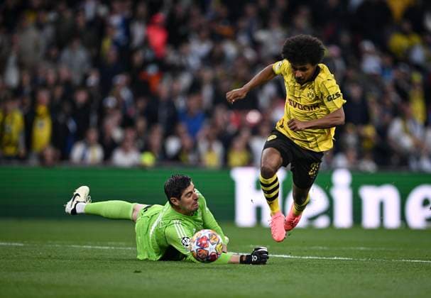 Fussball CHL FINALE 2023 2024 Finale in London 01.06.2024 Borussia Dortmund - Real Madrid Karim Adeyemi (re, Borussia Dortmund) umkurvt Torwart Thibaut Courtois (li, Real Madrid)
