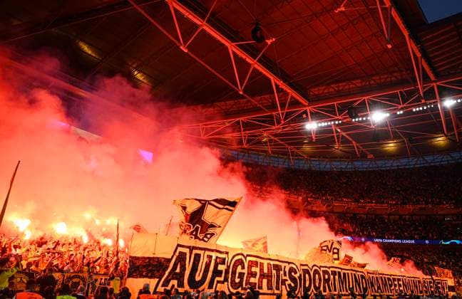 Fussball CHL FINALE 2023 2024 Finale in London 01.06.2024 Borussia Dortmund - Real Madrid Die Huette brennt, BVB Fans zuenden zu Beginn der 2. Halbzeit Pyros und zeigen das Banner; Auf gehts Dortmund kaempfen und siegen!