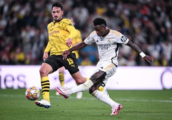 Fussball CHL FINALE 2023 2024 Finale in London 01.06.2024 Borussia Dortmund - Real Madrid Vinicius Junior (re, Real Madrid) erzielt hier das Tor zum 0-2 gegen Mats Hummels (li, Borussia Dortmund)