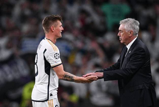 Fussball CHL FINALE 2023 2024 Finale in London 01.06.2024 Borussia Dortmund - Real Madrid Trainer Carlo Ancelotti (re, Real Madrid) klatscht Toni Kroos (li, Real Madrid) bei dessen Auswechslung ab