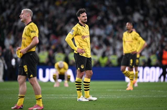 Fussball CHL FINALE 2023 2024 Finale in London 01.06.2024 Borussia Dortmund - Real Madrid Enttaeuschung Borussia Dortmund; Mats Hummels (Mitte) nach dem Spiel