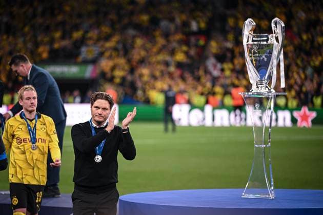Fussball CHL FINALE 2023 2024 Finale in London 01.06.2024 Borussia Dortmund - Real Madrid Siegerehrung, Trainer Edin Terzic (Mitte) und Julian Brandt (li, beide Borussia Dortmund) gehen enttaeuscht am CHL Pokal vorbei