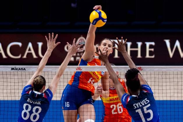 (240602) -- MACAO, June 2, 2024 -- Indy Baijens (top) of the Netherlands spikes during the preliminary match between France and the Netherlands at the Women s Volleyball Nations League 2024 Macao in Macao, south China, June 2, 2024. ) (SP)CHINA-MACAO-VOLLEYBALL-WOMEN S NATIONS LEAGUE 2024-FRA VS NLD (CN) CheongxKamxKa 