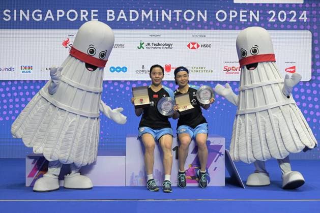 Sport Themen der Woche KW22 Sport Bilder des Tages (240602) -- SINGAPORE, June 2, 2024 -- Chen Qingchen (R) Jia Yifan of China attend the awarding ceremony for the women s doubles at the Singapore Badminton Open 2024 in Singapore, June 2, 2024. (Photo by Xinhua) (SP)SINGAPORE-BADMINTON OPEN-WOMEN S DOUBLES-FINAL ThenxChihxWey 