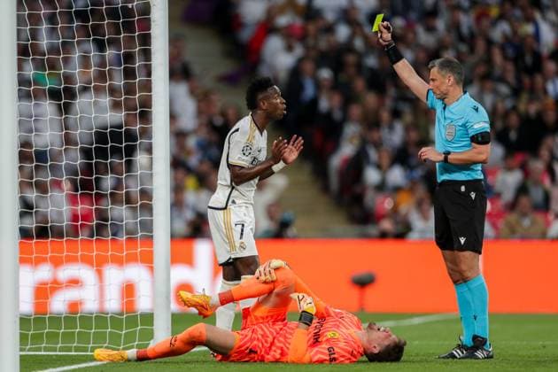 June 1, 2024, London, United Kingdom: Vinicius Junior of Real Madrid (L) and Gregor Kobel of Borussia Dortmund (C) and Referee Slavko Vincic (R) shows a yellow card during the UEFA Champions League final match between Borussia Dortmund and Real Madrid at Wembley Stadium. Final score; Borussia Dortmund 0:2 Real Madrid. London United Kingdom - ZUMAs197 20240601_aaa_s197_552 Copyright: xGrzegorzxWajdax