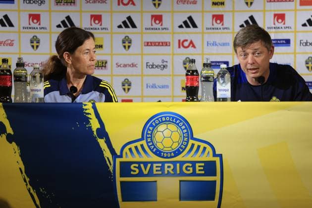 MALMÖ, SVERIGE 20240602 Petra ThorÃ n, medieansvarig för fotbollslandslaget och förbundskapten Jon Dahl Tomasson under en pressträff pa Eleda Stadion i Malmö inför herrarnas landskamp mot Danmark onsdagen den 5 juni i Köpenhamn. MALMÖ SVERIGE x10600x