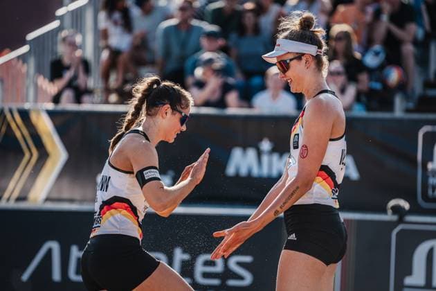 Beachvolleyball Frauen Queen and King of the Court Hamburg 01.06.2024 v.l. Cinja Tillmann und Svenja Müller fröhlich klatschen ein Hamburg Active City Arena Heiligengeistf Hamburg Deutschland