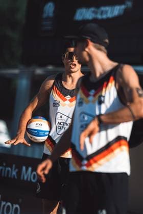 Beachvolleyball Männer Queen and King of the Court Hamburg 01.06.2024 im Hintergrund Sven Winter mit Anweisungen an Lukas Pfretzschner im Vordergrund Hamburg Active City Arena Heiligengeistf Hamburg Deutschland