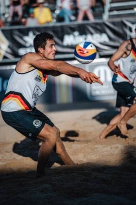 Beachvolleyball Männer Queen and King of the Court Hamburg 01.06.2024 Sven Winter nimmt den Ball an Hamburg Active City Arena Heiligengeistf Hamburg Deutschland