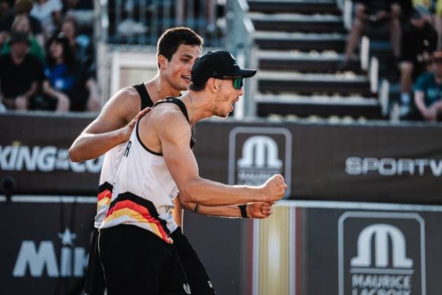 Beachvolleyball Männer Queen and King of the Court Hamburg 01.06.2024 Jubel bei Lukas Pfretzschner (rechts) und Sven Winter (links) Hamburg Active City Arena Heiligengeistf Hamburg Deutschland