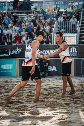 Beachvolleyball Männer Queen and King of the Court Hamburg 01.06.2024 v.l. Lukas Pfretzschner und Sven Winter klatschen ein Hamburg Active City Arena Heiligengeistf Hamburg Deutschland