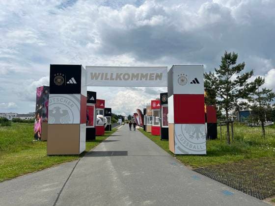 Eingang zum Medienzentrum und Home Ground - Herzo Base 02.06.2024: Deutsche Nationalmannschaft EM-Vorbereitung, Home Ground. World of Adidas, Herzogenaurach