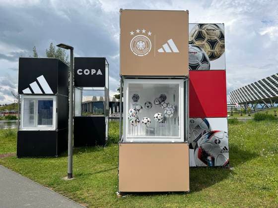 Trikotausstellung zur EURO24 am Eingang zum Medienzentrum und Home Ground - Herzo Base 02.06.2024: Deutsche Nationalmannschaft EM-Vorbereitung, Home Ground. World of Adidas, Herzogenaurach