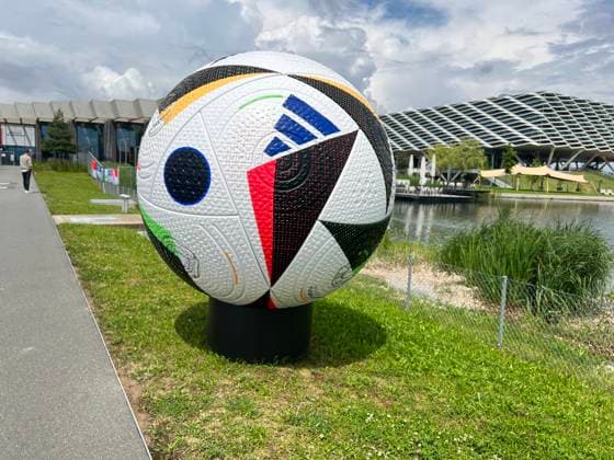 Ball Fussballliebe der EURO24 am Eingang zum Medienzentrum und Home Ground - Herzo Base 02.06.2024: Deutsche Nationalmannschaft EM-Vorbereitung, Home Ground. World of Adidas, Herzogenaurach