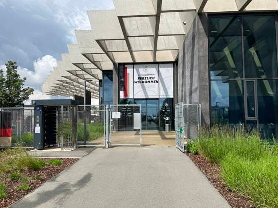 Eingang zum Medienzentrum und Home Ground - Herzo Base 02.06.2024: Deutsche Nationalmannschaft EM-Vorbereitung, Home Ground. World of Adidas, Herzogenaurach