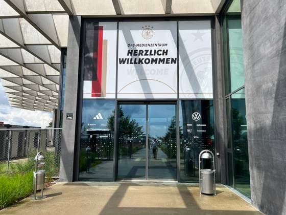 Eingang zum Medienzentrum und Home Ground - Herzo Base 02.06.2024: Deutsche Nationalmannschaft EM-Vorbereitung, Home Ground. World of Adidas, Herzogenaurach