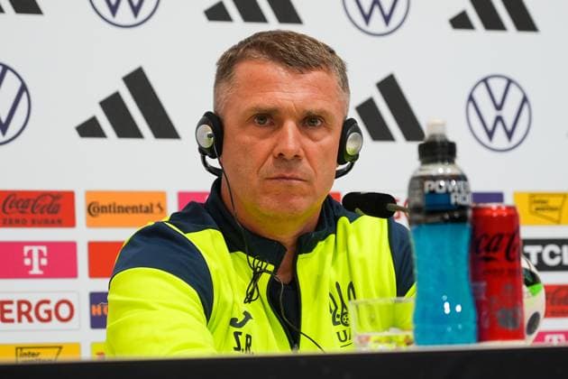 Trainer Segiy Rebrov (Ukraine) bekommt Kopfhörer zur Übersetzung - Herzo Base 02.06.2024: Pressekonferenz Ukraine, Home Ground. World of Adidas, Herzogenaurach