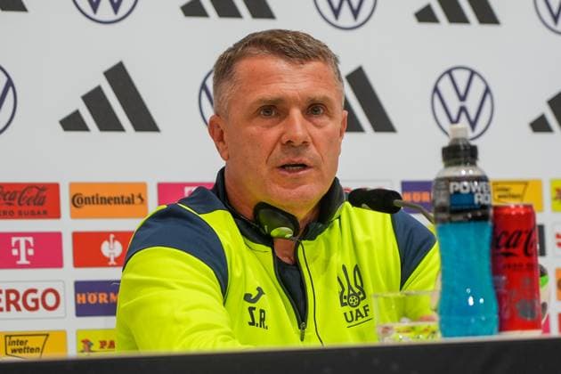Trainer Segiy Rebrov (Ukraine) bekommt Kopfhörer zur Übersetzung - Herzo Base 02.06.2024: Pressekonferenz Ukraine, Home Ground. World of Adidas, Herzogenaurach