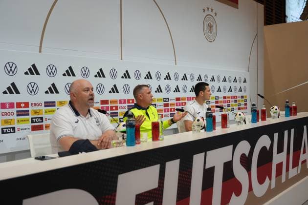 Trainer Segiy Rebrov (Ukraine) und Taras Stepanenko (Ukraine) verstehen nichts, da kein Übersetzer da ist - Herzo Base 02.06.2024: Pressekonferenz Ukraine, Home Ground. World of Adidas, Herzogenaurach