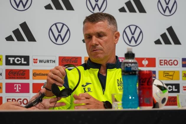 Trainer Segiy Rebrov (Ukraine) bekommt Kopfhörer zur Übersetzung - Herzo Base 02.06.2024: Pressekonferenz Ukraine, Home Ground. World of Adidas, Herzogenaurach