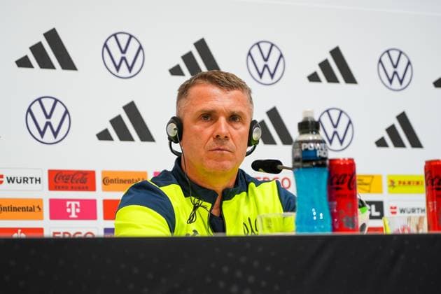 Sport Bilder des Tages Trainer Segiy Rebrov (Ukraine) bekommt Kopfhörer zur Übersetzung - Herzo Base 02.06.2024: Pressekonferenz Ukraine, Home Ground. World of Adidas, Herzogenaurach