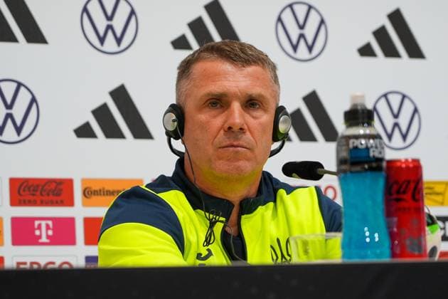 Trainer Segiy Rebrov (Ukraine) bekommt Kopfhörer zur Übersetzung - Herzo Base 02.06.2024: Pressekonferenz Ukraine, Home Ground. World of Adidas, Herzogenaurach