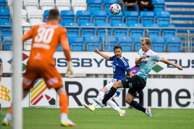 Eliteserien i fotball 2024 Molde Viking Molde 20240602 Moldes Martin Linnes during the Eliteserien football match between Molde and Viking at Aker Stadion Photo Marius Simensen NTB Molde Norway EDITORIAL USE ONLY RESTRICTED USE FOR BETTING COMPANIES  Copyright: xMariusxSimensenx xNTBx