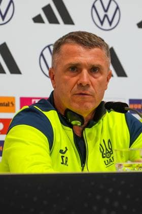 Trainer Segiy Rebrov (Ukraine) mit Kopfhörern zur Übersetzung - Herzo Base 02.06.2024: Pressekonferenz Ukraine, Home Ground. World of Adidas, Herzogenaurach