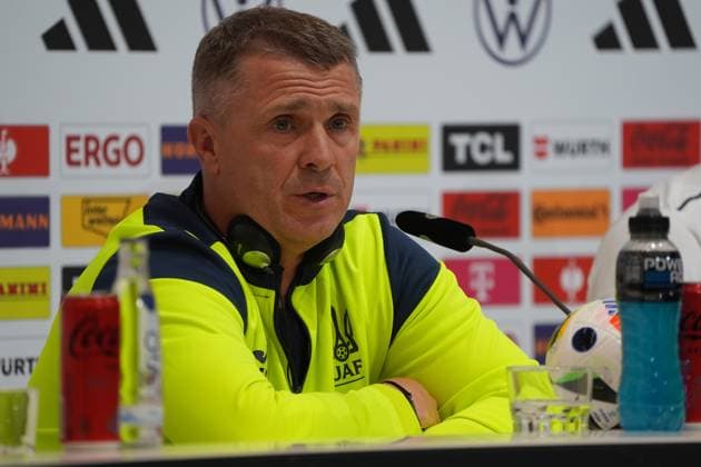 Trainer Segiy Rebrov (Ukraine) mit Kopfhörern zur Übersetzung - Herzo Base 02.06.2024: Pressekonferenz Ukraine, Home Ground. World of Adidas, Herzogenaurach