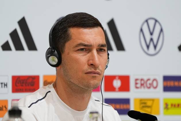 Taras Stepanenko (Ukraine) mit Kopfhörern zur Übersetzung - Herzo Base 02.06.2024: Pressekonferenz Ukraine, Home Ground. World of Adidas, Herzogenaurach