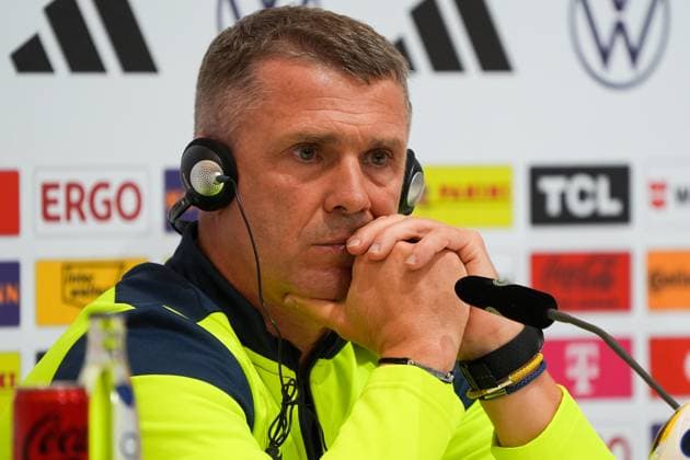 Trainer Segiy Rebrov (Ukraine) mit Kopfhörern zur Übersetzung - Herzo Base 02.06.2024: Pressekonferenz Ukraine, Home Ground. World of Adidas, Herzogenaurach