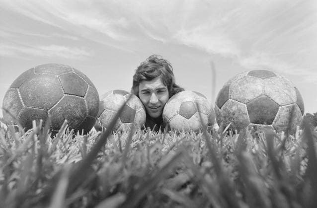 Archivbilder der Woche SPORT KW23 Aktuell 25-4-1973 : Fotball-bohemen fra Lillestrom bilde 0042 Aktuell 25-4-1973 : Fotball-bohemen fra Lillestrom Tom Lund fra Lillestrom er et av vare storste fotball-talenter, men han har ogsa til tider vaert et fotball-problembarn. Etter suksessen mot Irland satser na 22-aringen for fullt pa landslaget og pa a spille sitt lag Lillestrom Sportsklubb opp i 2. divisjon. Foto: Ivar Aaserud Aktuell NTB ***FOTO IKKE BILDEBEHANDLET*** This image text is auto translated Lillestrom Norge EDITORIAL USE ONLY. RESTRICTED USE FOR BETTING COMPANIES Ref:_SPO0491577433st.jpg *** News 25 4 1973 Football bohemian from Lillestrom photo 0042 News 25 4 1973 Football bohemian from Lillestrom Tom Lund from Lillestrom is one of our greatest football talents, but he has also at times been a football problem child After the success against Ireland, the now 22-year-old is fully committed to the national team and to playing his team Lillestrom Sportsklubb up in the 2nd division Photo Ivar Aaserud Aktuell NTB Photo not processed This image text is auto translated Lillestrom Norge EDITORIAL USE ONLY RESTRICTED USE FOR BETTING COMPANIES  Copyright: xIvarxAaserudx xNTBxpremiumx