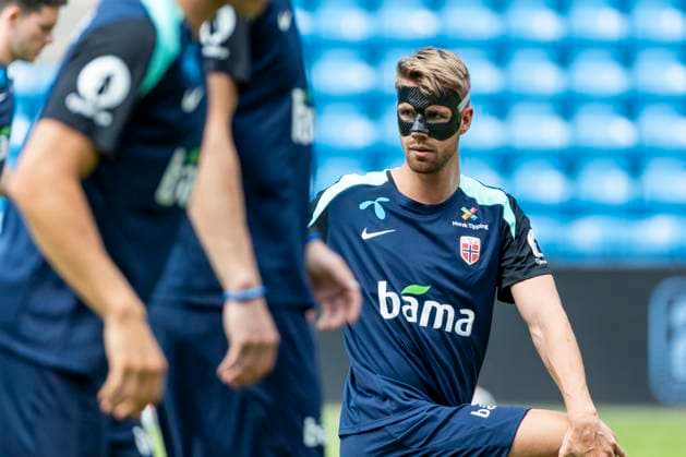 A national football team Oslo 20240602 Kristoffer Ajer wearing a mask during the mens national teams training session at Ullevaal Stadium on Sunday ahead of the international matches against Kosovo and Denmark Photo Frederik Ringnes NTB Oslo Norway EDITORIAL USE ONLY RESTRICTED USE FOR BETTING COMPANIES  Copyright: xFrederikxRingnesx xNTBx