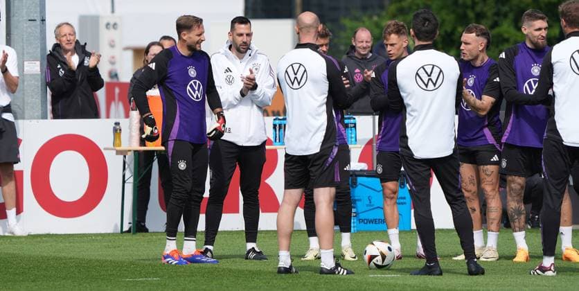Mannschaft gratuliert Torwart Oliver Baumann (Deutschland Germany) zum Geburtstag und feiert ihn mit einem Spalier - Herzo Base 02.06.2024: Training Deutschland, Home Ground. World of Adidas, Herzogenaurach